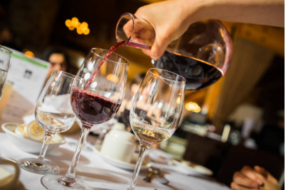 How to Pour Red Wine Properly with a Wine Decanter: Avoid Common Mistakes 1 9 203159