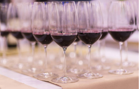 Why is a wine decanter more suitable for high-end red wines? 2 Wine Decanter Elegant Curved Neck