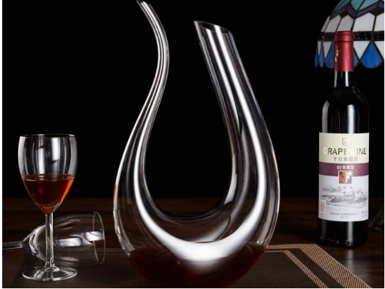 Wine Decanter with Sleek and Modern Appearance