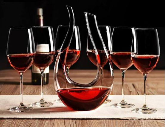 Wine Decanter with Unique Swirl Design