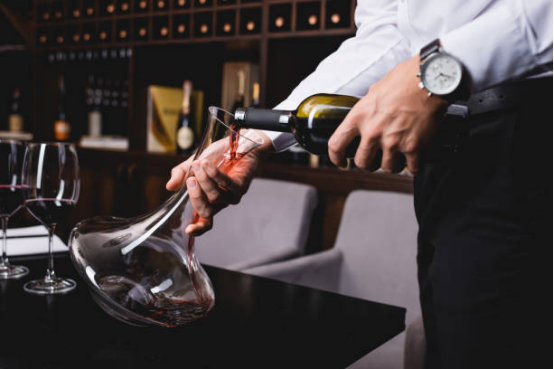 Wine Decanter with Sleek and Stylish Shape